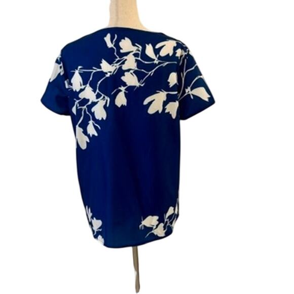 Emery Rose Medium Blue & White Floral short sleeve top - Picture 6 of 7
